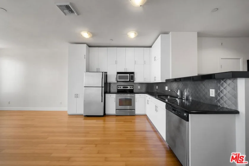3810 Wilshire Boulevard #1801 photo 13