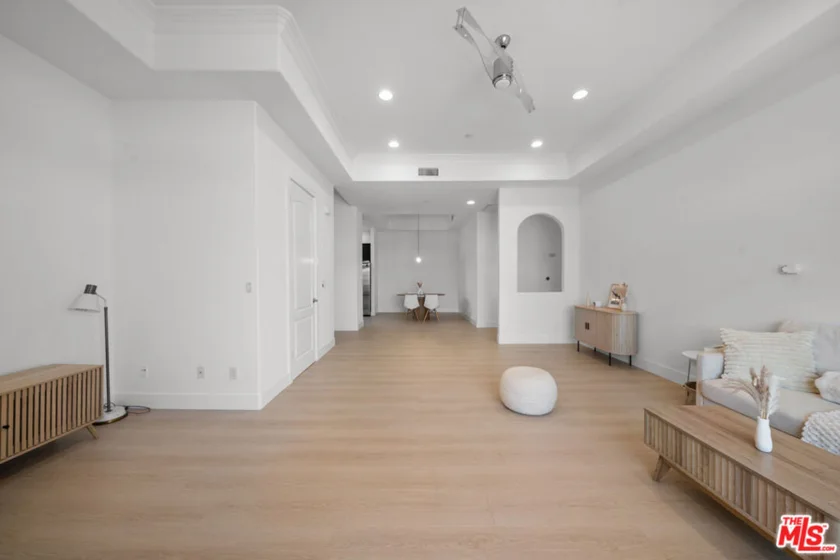 309 S Mariposa Avenue #301 photo 25