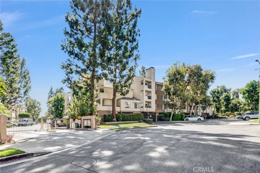 5500 Owensmouth Avenue #122 photo 1