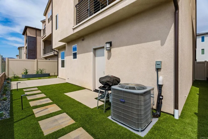 444 Bunsen Street photo 43