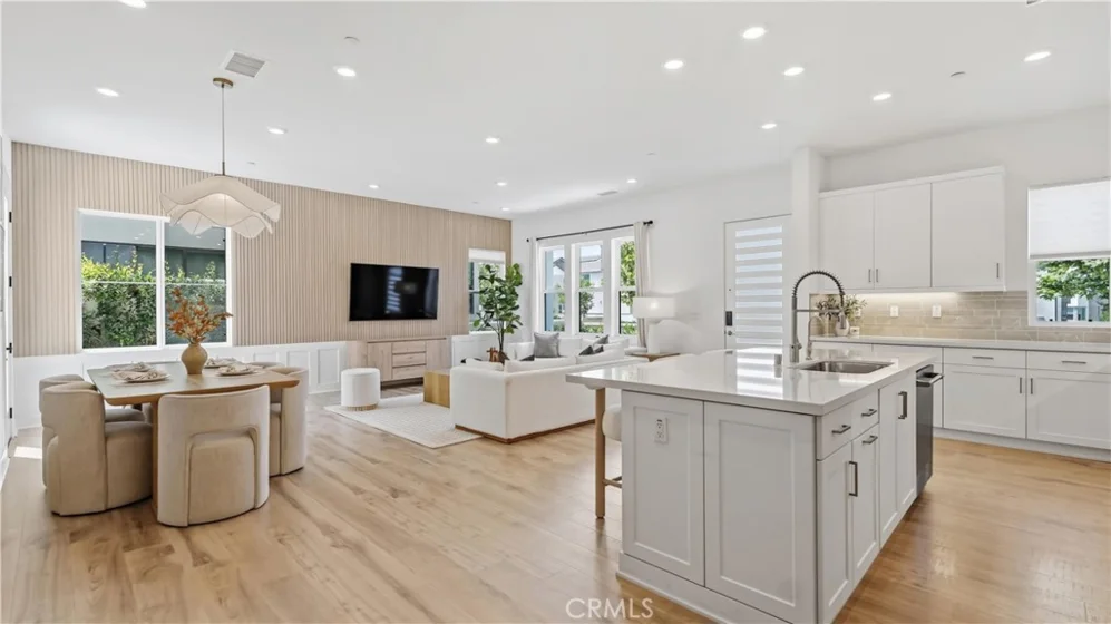 9327 Astor photo 1