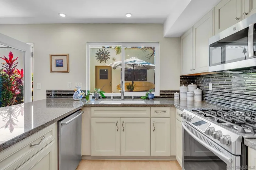 255 Daisy Avenue photo 8