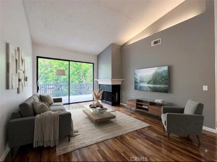 2542 W Macarthur photo 2