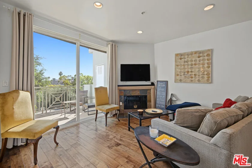 6038 Carlton Way #305 photo 2