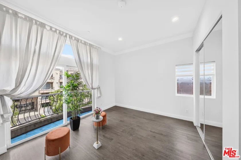 971 S St Andrews Place #301 photo 5