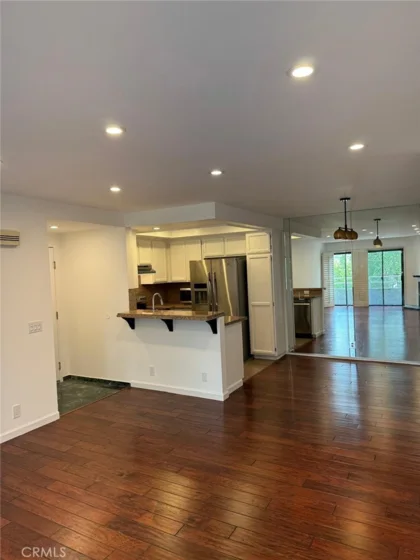 17800 Burbank #204 photo 2