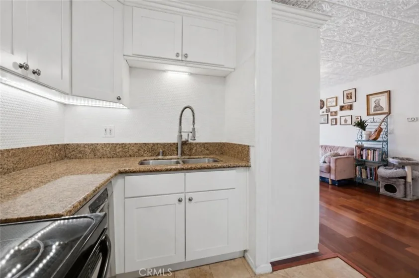 525 S Ardmore Avenue #320 photo 5