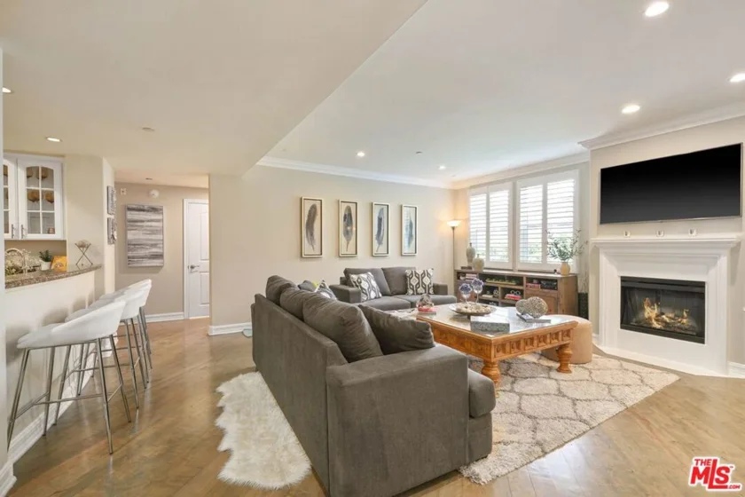 4237 Longridge Avenue #203 photo 1