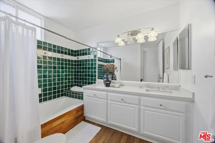 1271 Granville Avenue #402 photo 19