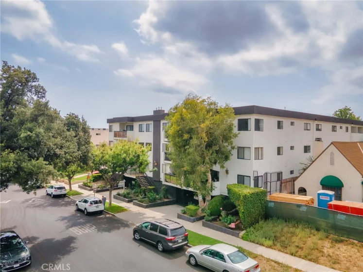 635 E Elmwood Avenue #203 photo 34