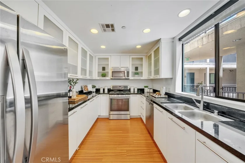 230 S Jackson #206 photo 4