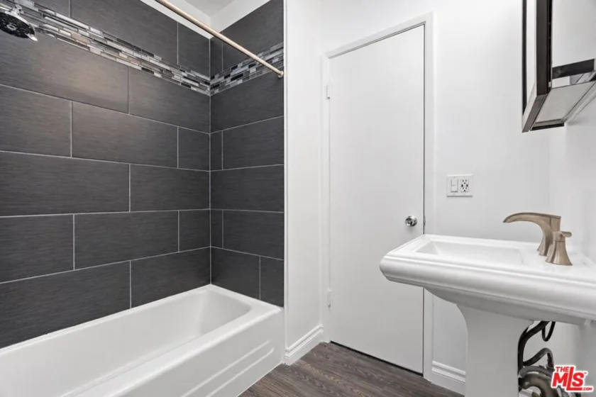 6160 Whitsett Avenue #10 photo 18