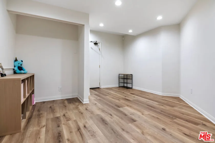 18730 Hatteras Street #25 photo 32