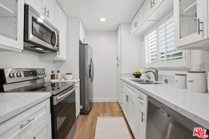 8400 De Longpre Avenue #209 photo 3