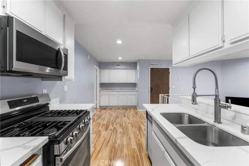 5500 Lindley #106 photo 13