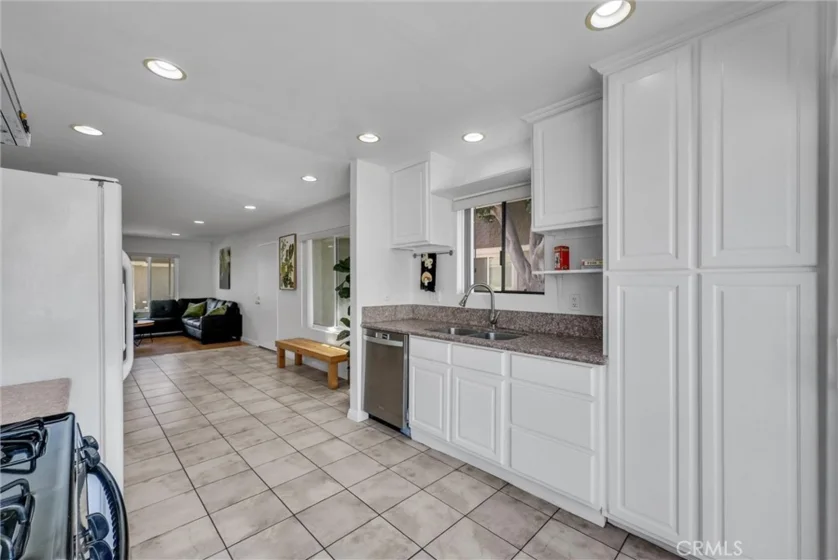 2142 W Liverpool Lane photo 9