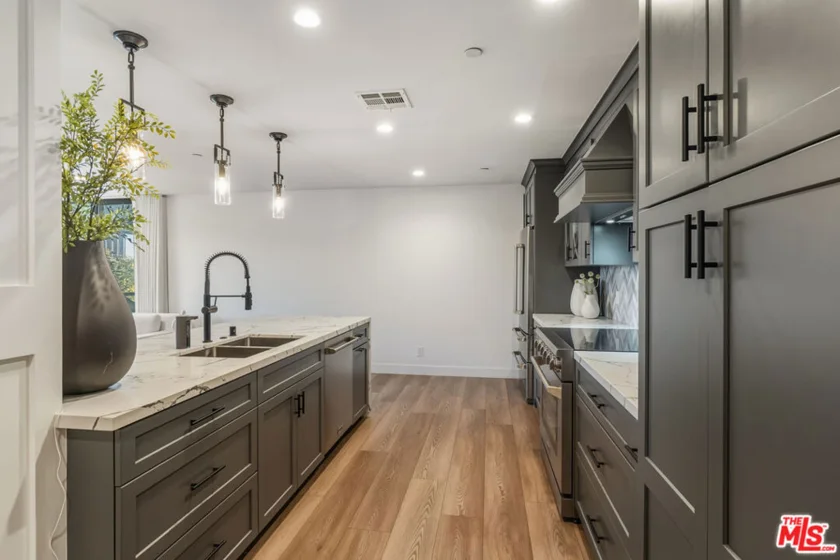 121 S Hope Street #334 photo 3