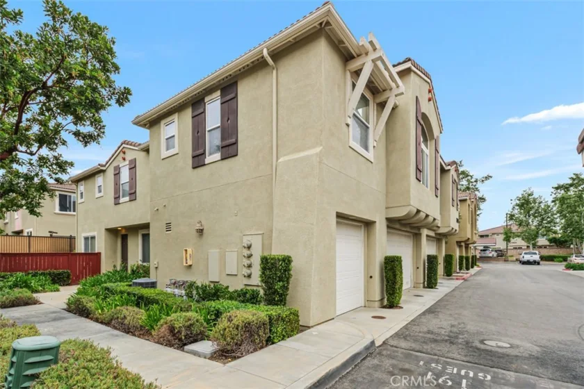 27424 Woburn Court #1 photo 2