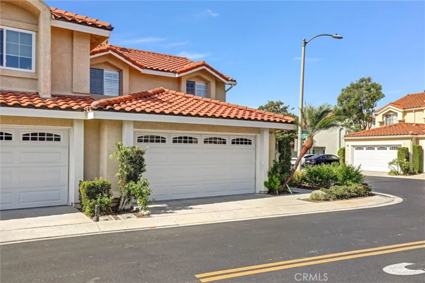 27451 Embassy Way photo 2