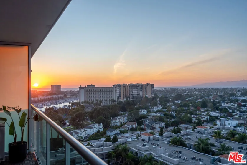 13700 Marina Pointe Drive #1520 photo 9
