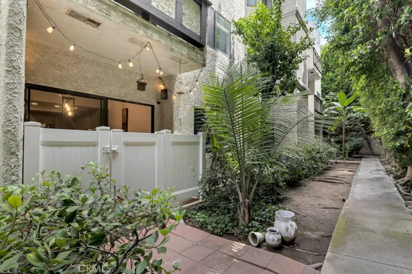 17914 Magnolia Boulevard #121 photo 14
