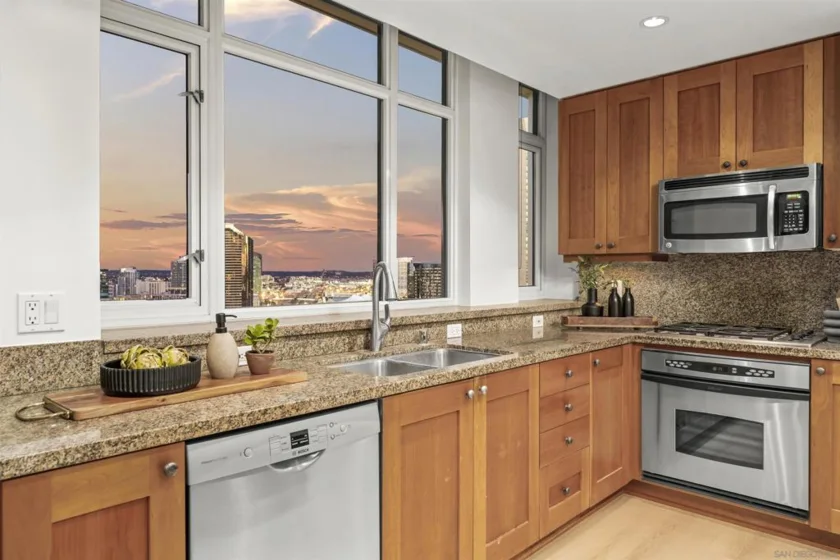 700 W Harbor #2501 photo 27