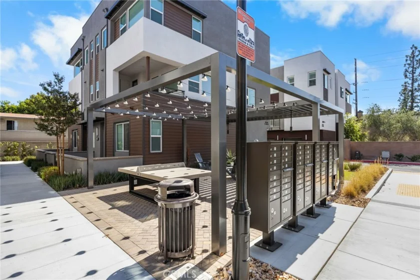 669 S Lyon Street photo 2