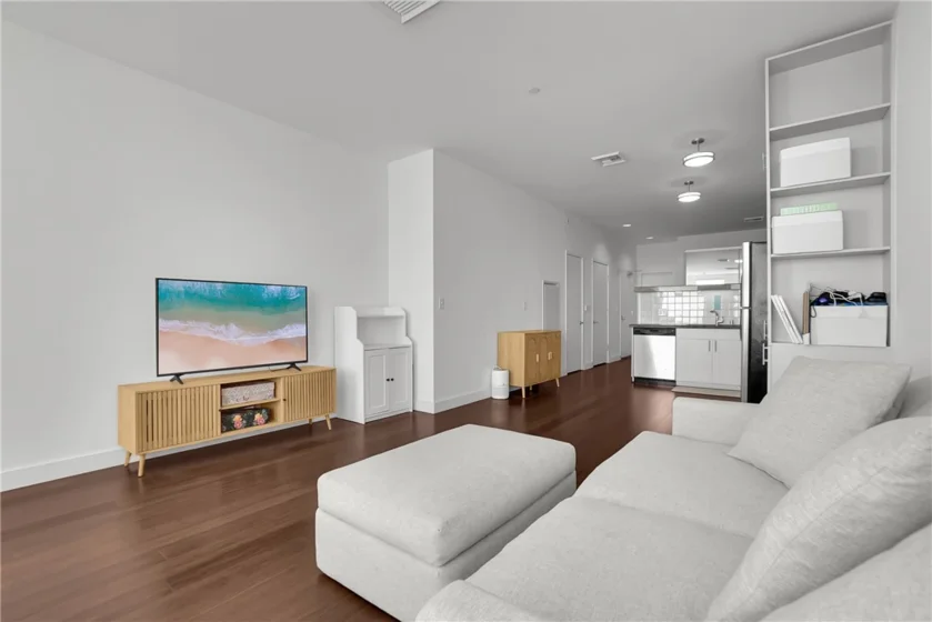 3810 Wilshire Boulevard #1009 photo 5