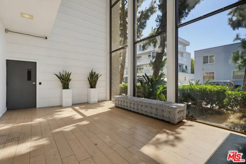 1140 E Ocean Boulevard #220 photo 2