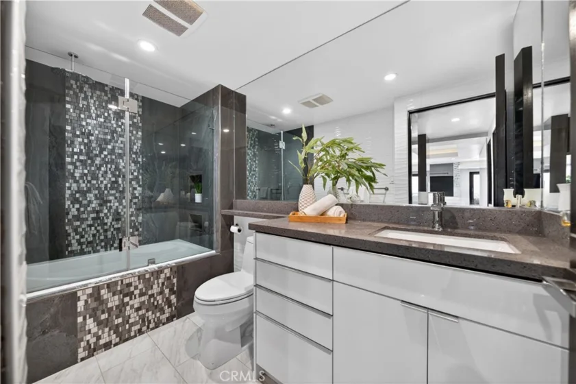 2601 E Ocean #807 photo 21