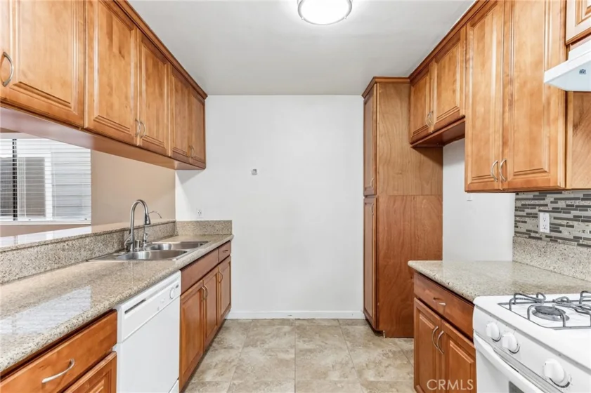 15113 Saticoy Street #25 photo 8