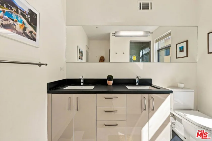 8703 W West Knoll Drive #104 photo 17
