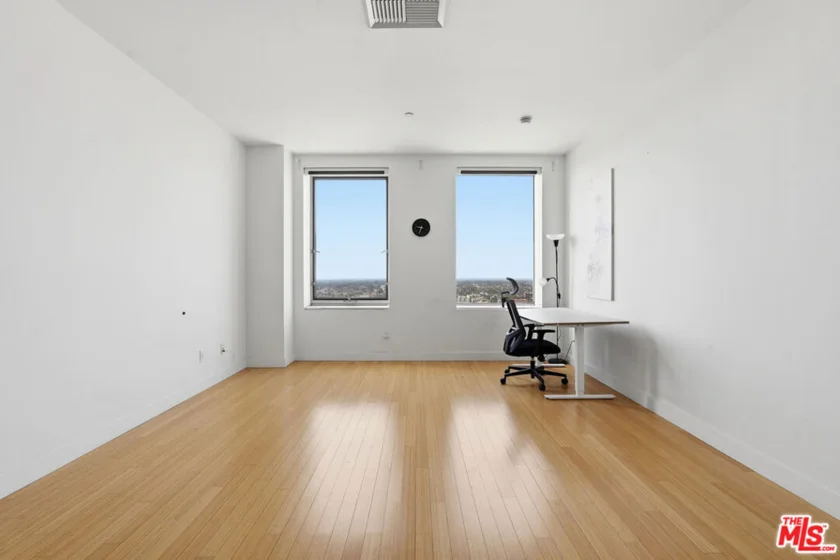 3810 Wilshire Boulevard #1609 photo 2