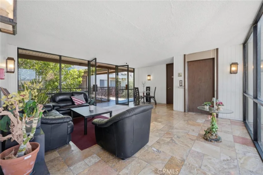 525 S Ardmore Avenue #320 photo 20