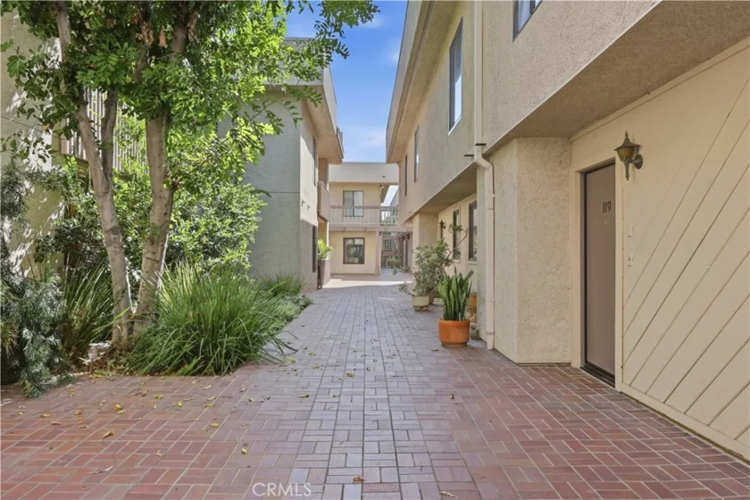 15207 Magnolia Boulevard #119 photo 36
