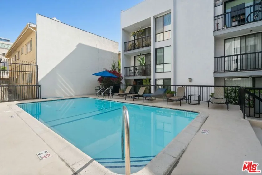 906 N Doheny Drive #221 photo 26