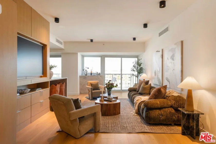 13600 Marina Pointe Drive #604 photo 2