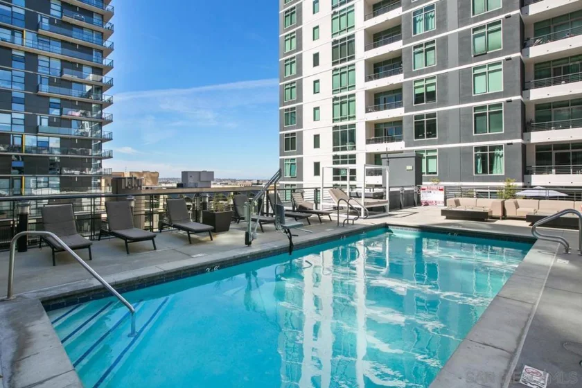 425 W Beech #204 photo 19