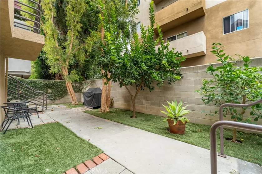 1416 N Vista photo 32