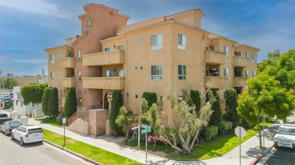 1515 Grismer Avenue #302 photo 1