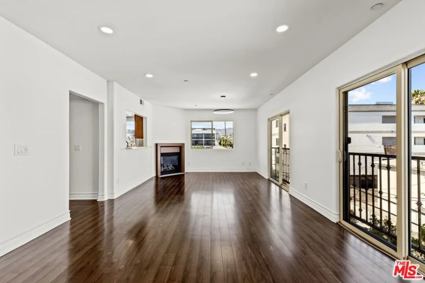 936 N Hudson Avenue #302 photo 6