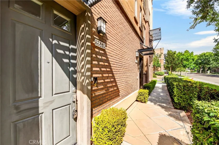 2256 Clark photo 2