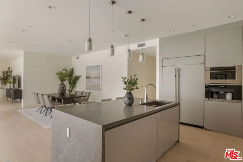 425 N Palm Drive #101 photo 17