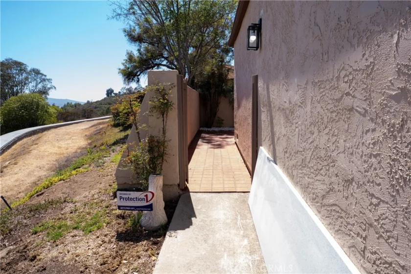 2055 Earl Glen photo 3