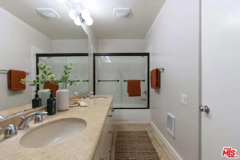 330 S Barrington Avenue #201 photo 21