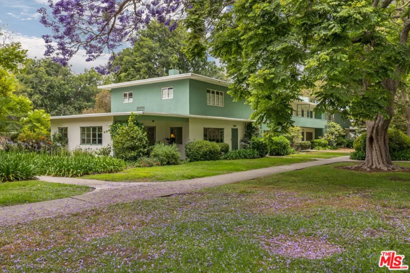 5453 Village Green photo 1