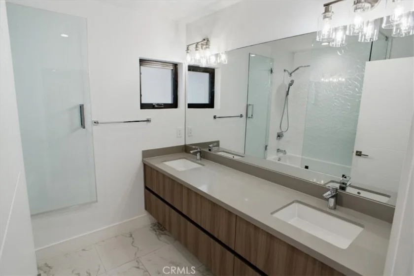 829 N Martel #4 photo 17