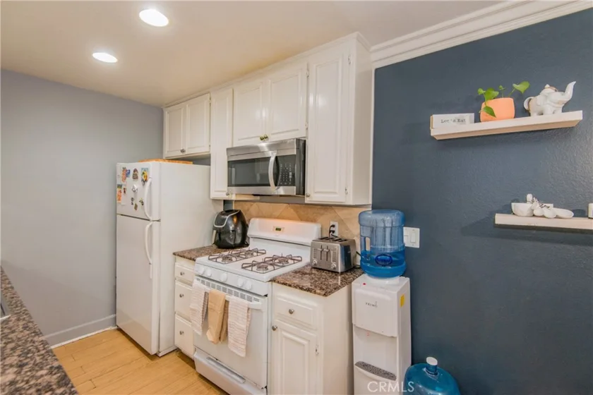 7045 Woodley Avenue #218 photo 11