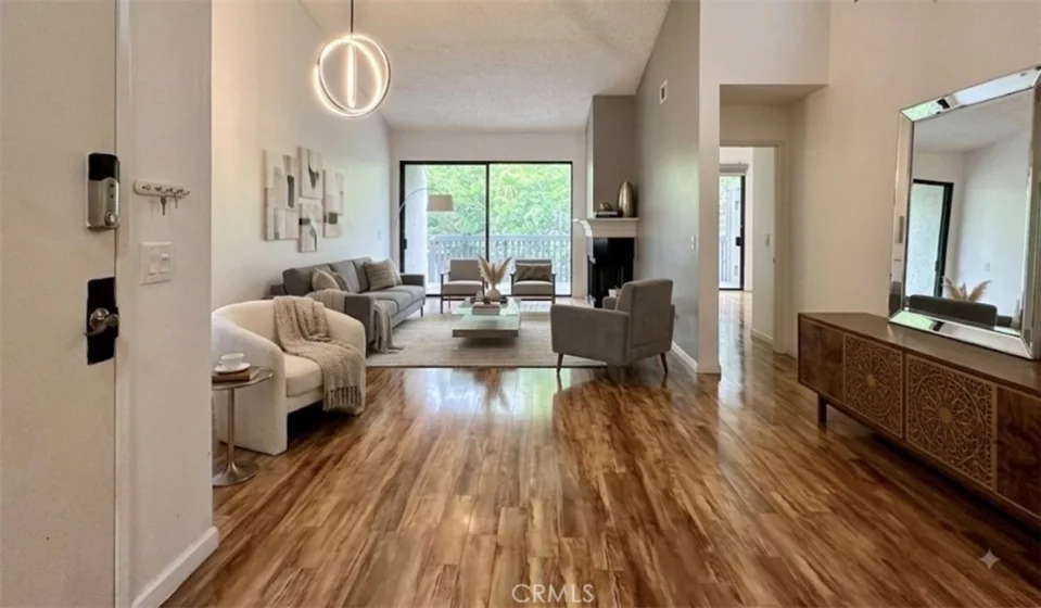2542 W Macarthur photo 3