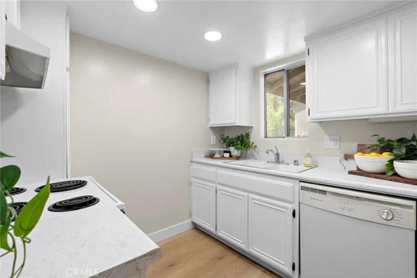 1665 Brea photo 8